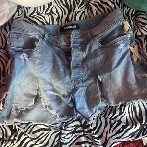 SHORT EXPRESS RIBBON DISTRESSED SHORTS